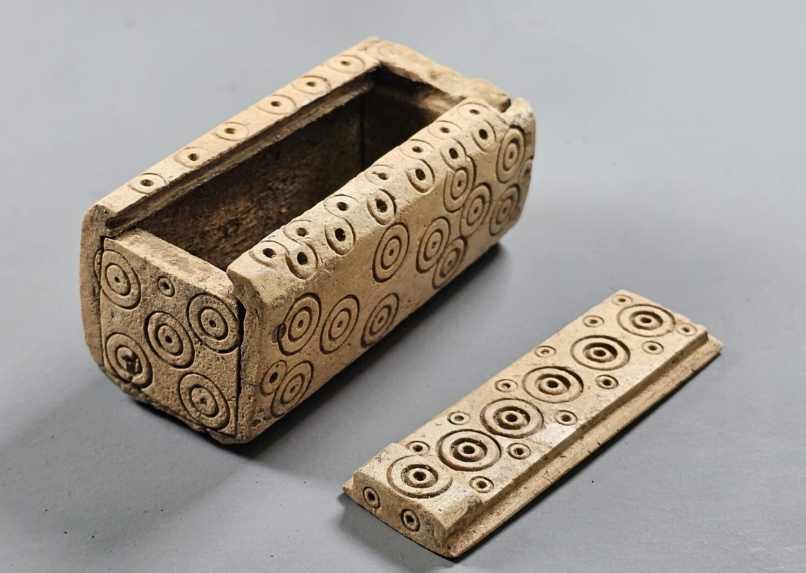 Hộp chạm khắc từ xương 8.000 năm tuổi lần đầu được tìm thấy