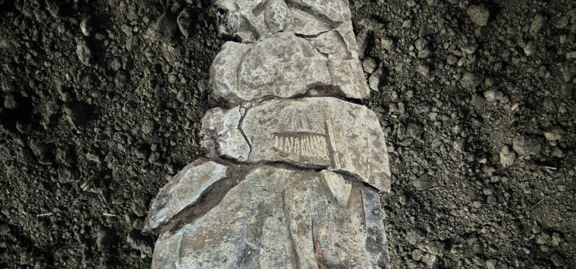 Bia đá cổ từ thế kỷ 14 hé lộ chân dung hiệp sĩ quyền uy