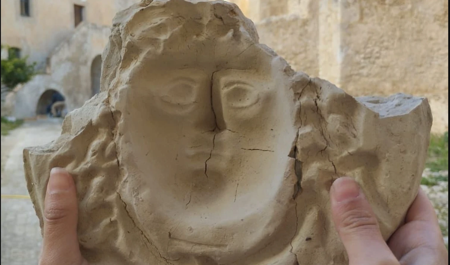 Phát hiện mặt nạ Medusa kỳ lạ tại Sicily cổ đại