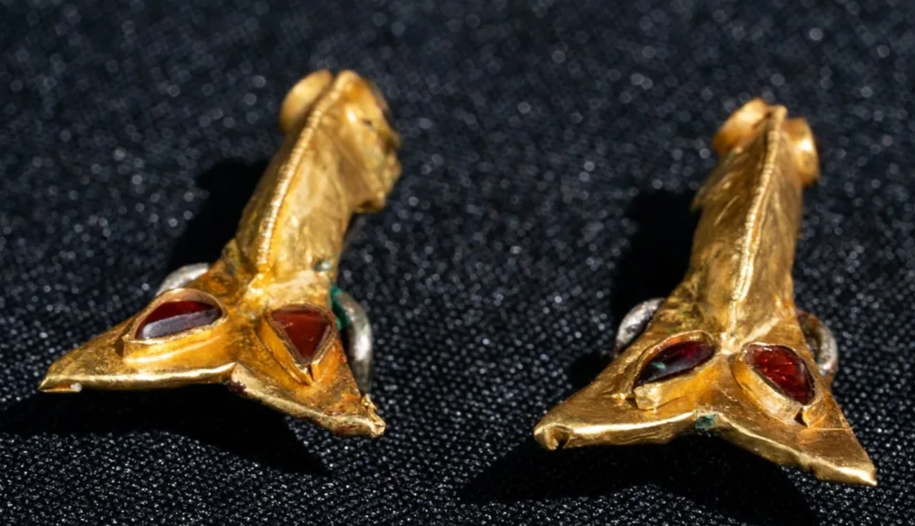 Danh tính thật của chủ nhân đồ trang sức vàng, bạc 1.600 năm tuổi