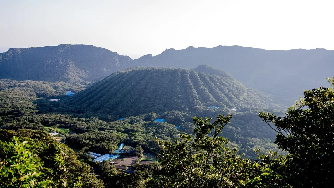 Độc đáo ngôi làng nằm trên miệng núi lửa ở Nhật Bản