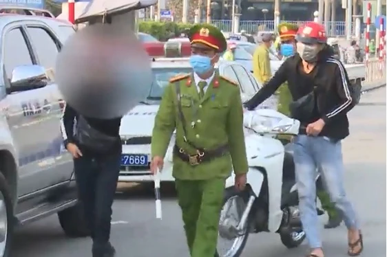 Video: Quên đeo khẩu trang vì lý do 'kỳ cục', nhiều người bị mời về phường
