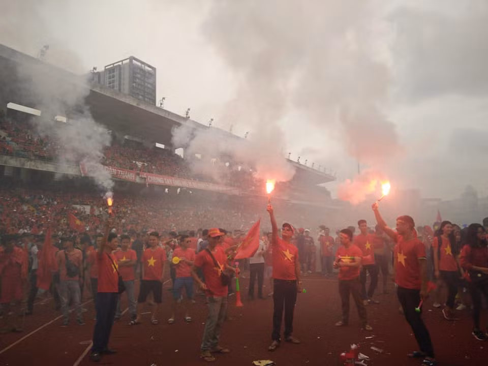 Pháo sáng, cờ đỏ rực sân Lạch Tray trước trận Việt Nam – UAE