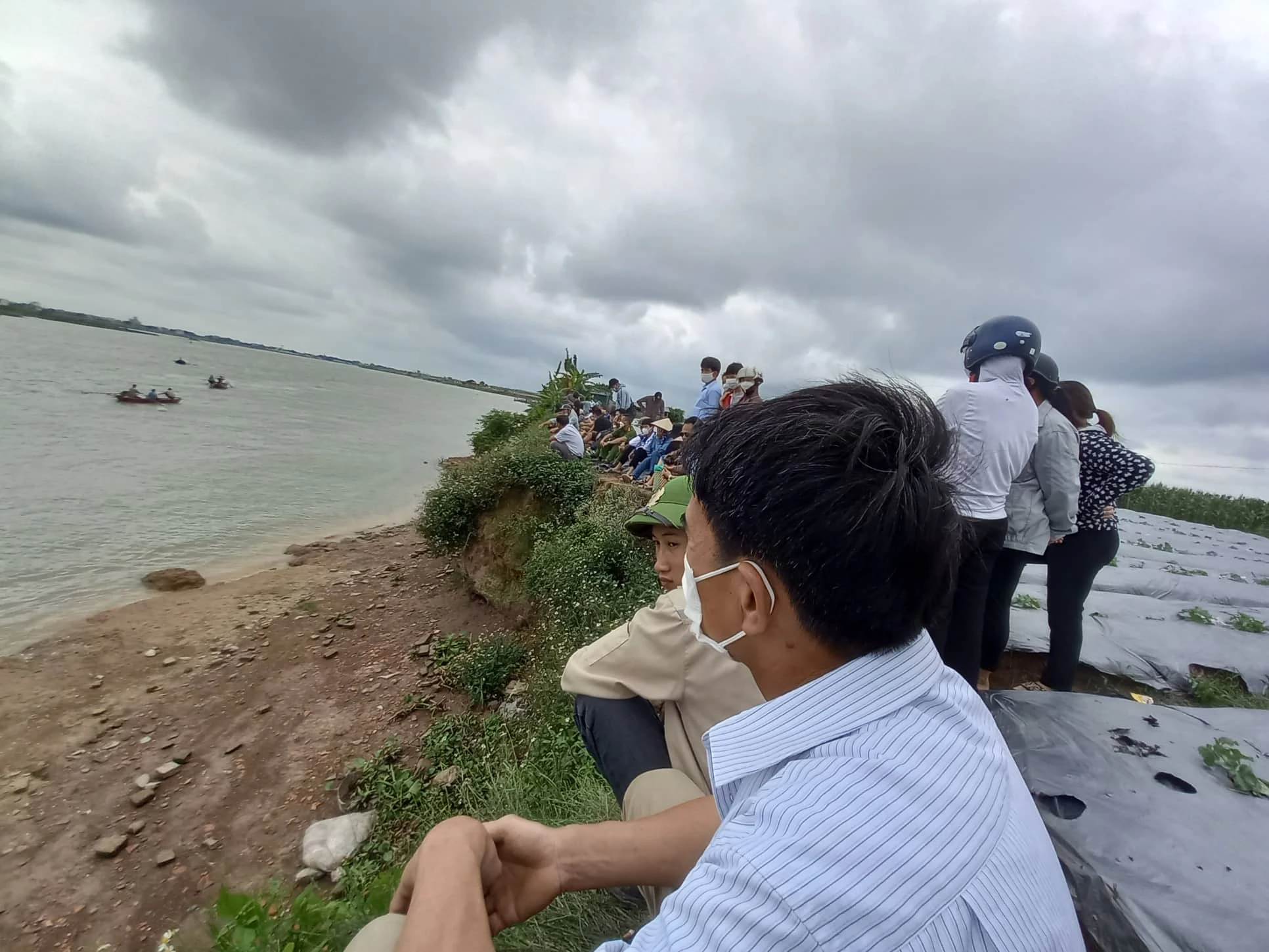 Hải Dương: Đang tìm kiếm 3 mẹ con nghi mất tích ở sông Thái Bình