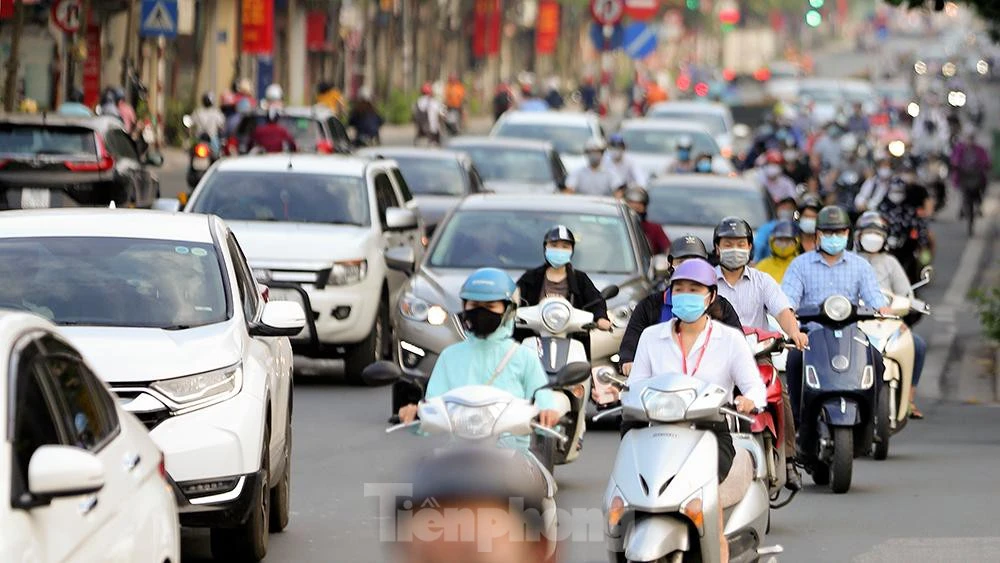 Đường phố Hà Nội tấp nập dù đang giãn cách theo chỉ thị 16