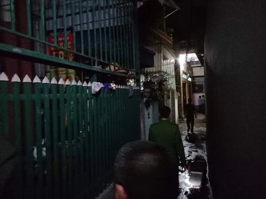 Cận cảnh công an khám xét nhà ông Phan Văn Vĩnh