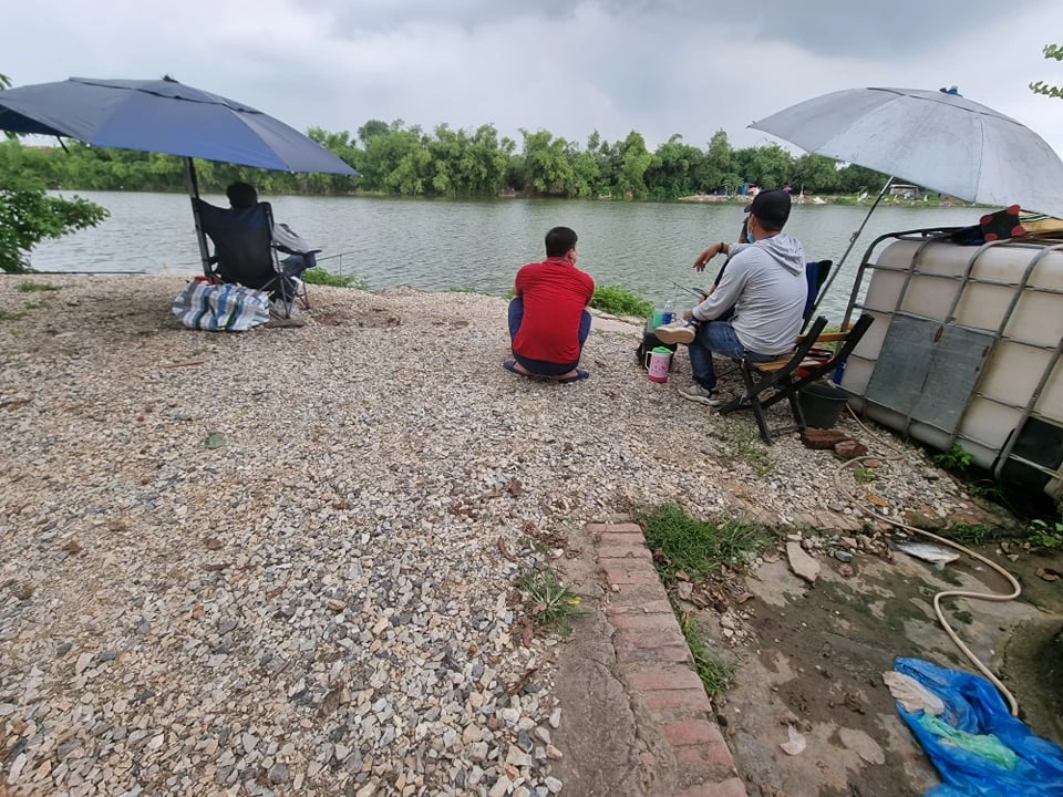 Cận cảnh hồ câu tấp nập ở Hải Dương, vi phạm phòng dịch COVID-19