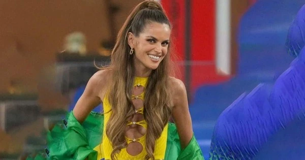 Cựu thiên thần Victoria's Secret “đốt cháy” khán đài cổ vũ Brazil