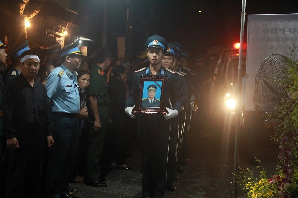 Xúc động hình ảnh đón phi công Đại tá Phạm Giang Nam về quê nhà