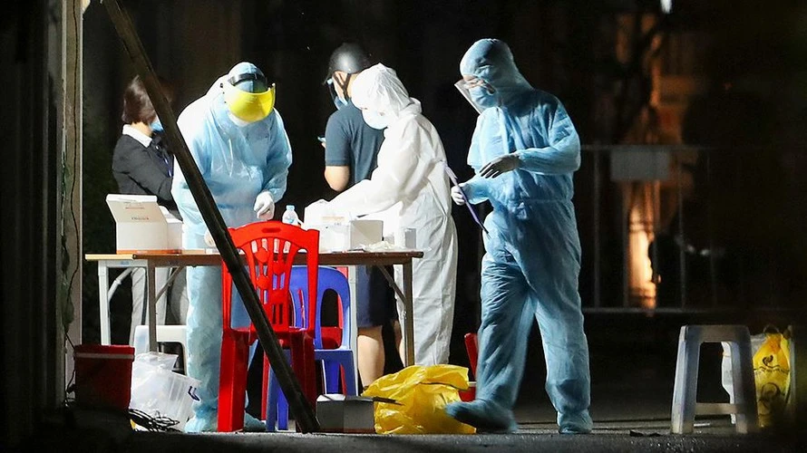 Trắng đêm xét nghiệm khu dân cư ở Long Biên vì ca nghi mắc COVID-19