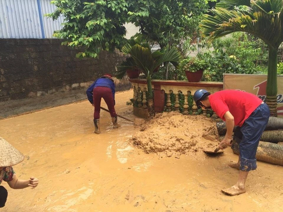 Ảnh bùn đất ngập nhà dân khiến FLC Hạ Long bị đình chỉ thi công