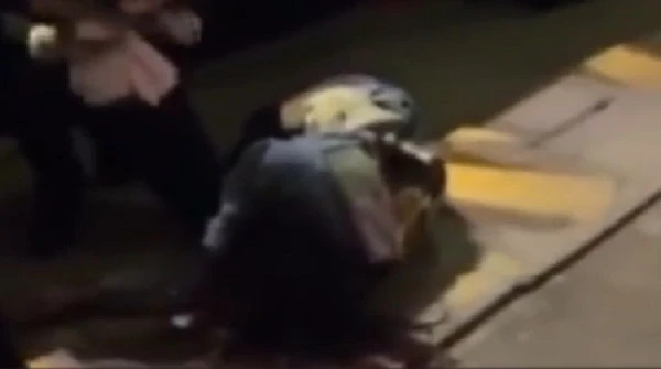  Được bạn trai cầu hôn bất ngờ ở chốn đông người, cô gái ngất xỉu 