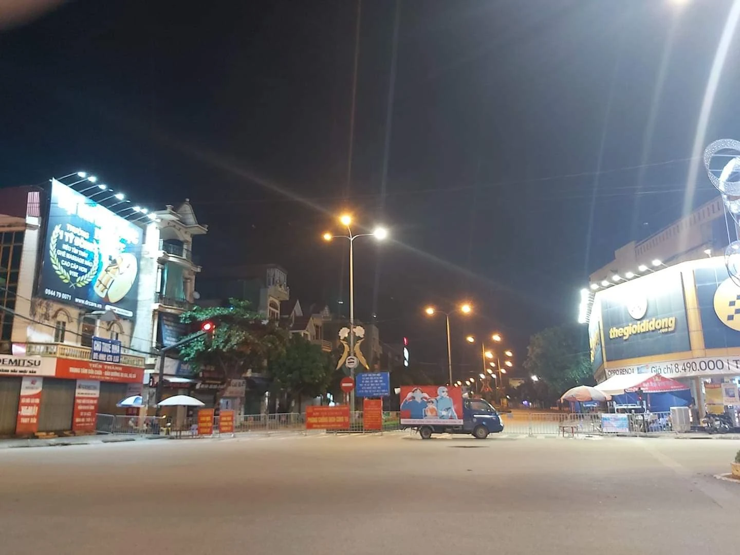 Đường phố Hải Dương vắng lặng trước giờ nâng mức độ cách ly