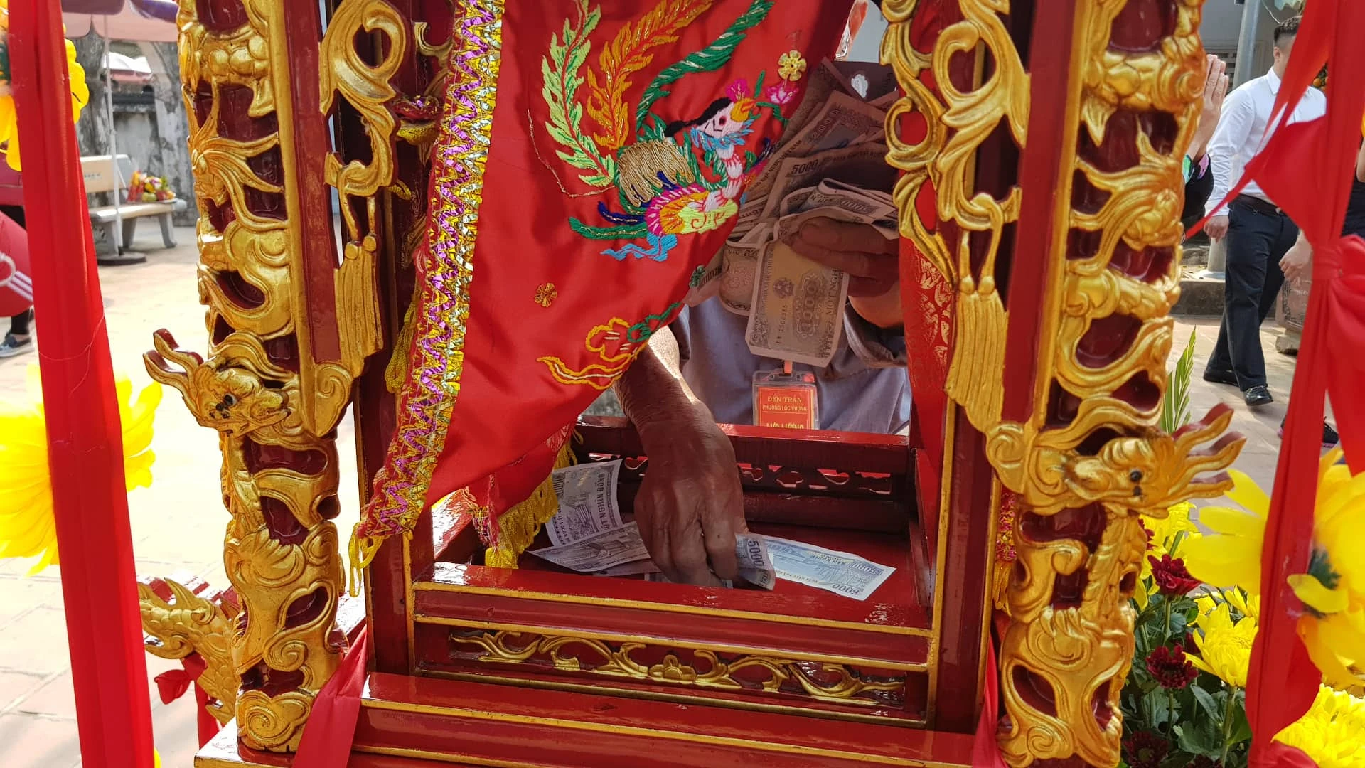 Hình ảnh xấu xí nhét tiền vào kiệu trước giờ khai ấn đền Trần 2019