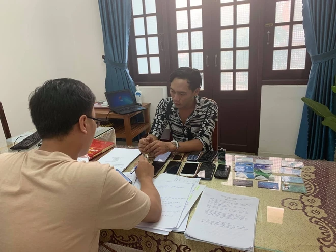 Tin nóng ngày 24/10: Người phụ nữ đánh nhân viên bệnh viện, cắn cả công an