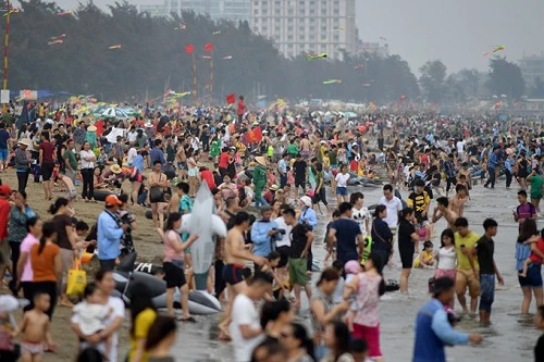 Phát hoảng những bãi biển “nêm chặt người” từ Bắc chí Nam