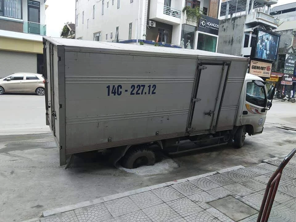 Cây trồng dưới lòng đường ở Uông Bí: Xe liên tục sập "bẫy"