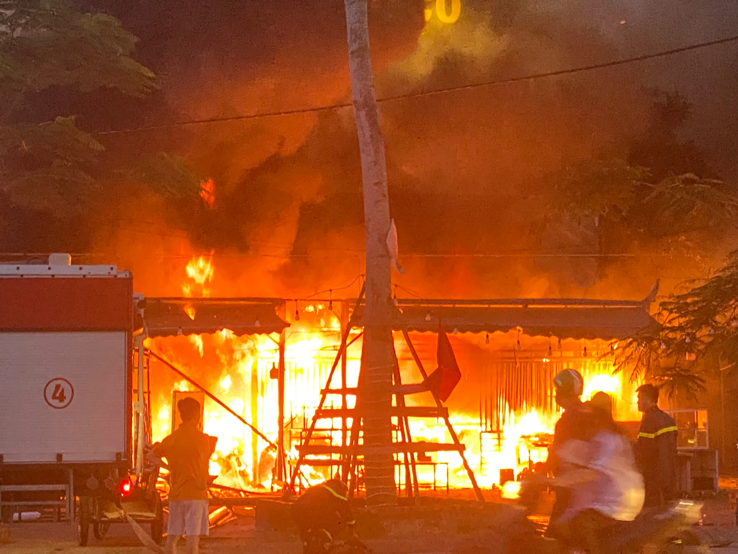 Cận cảnh vụ cháy lớn ở quán ăn tại Hải Phòng