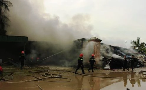 Lính cứu hỏa dồn sức diệt giặc lửa vây xưởng 3.000m2