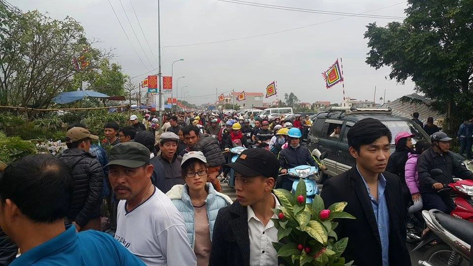 Ảnh: Dòng người chen chúc đến chợ Viềng mua may bán rủi