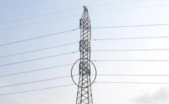 Ảnh: 36h giải cứu kẻ “ngáo đá” vắt vẻo cột điện cao thế 44m