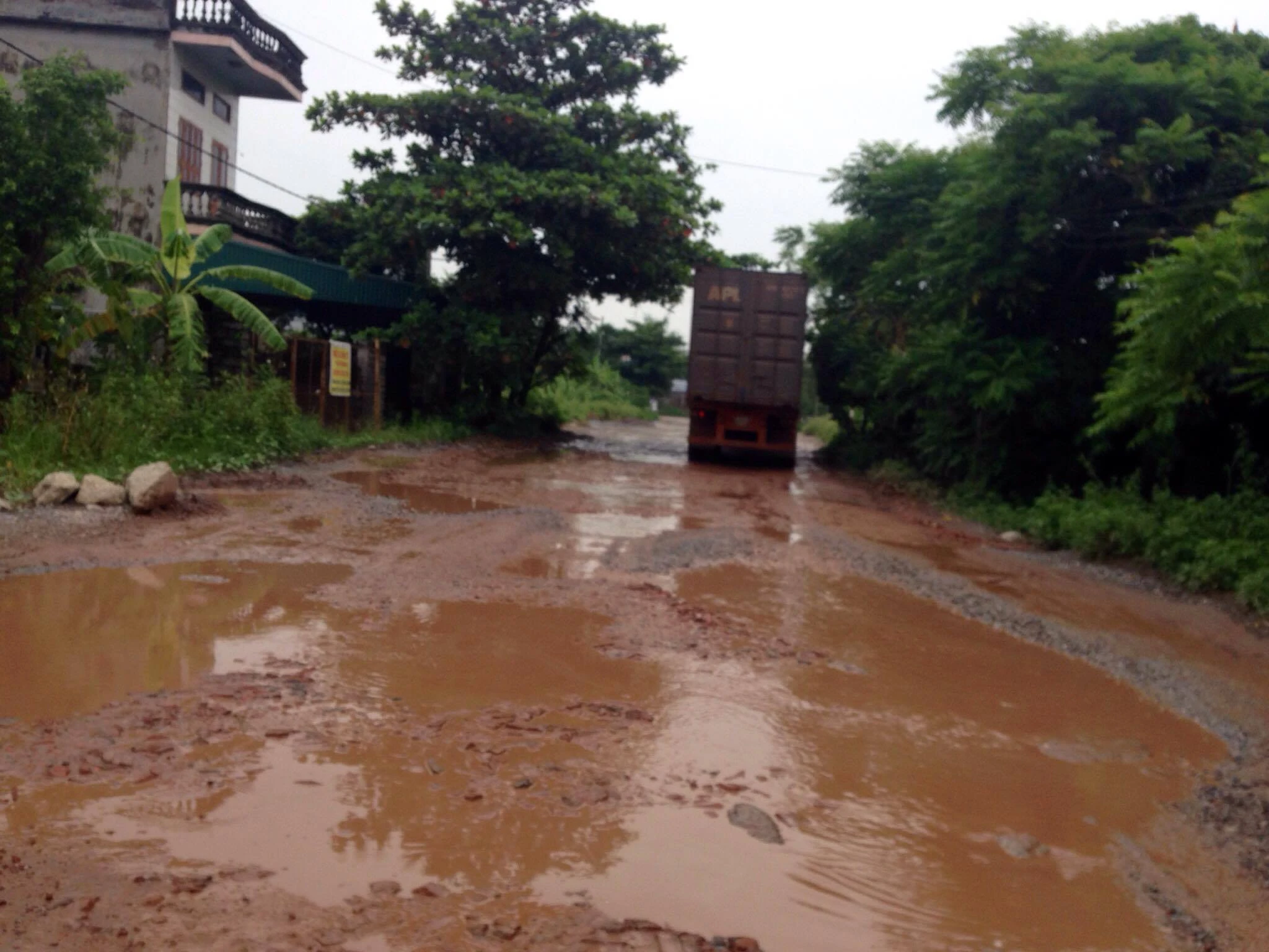 Cảnh tượng ám ảnh trên con đường bị xe quá tải cày nát