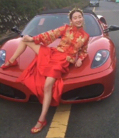 Cô dâu nổi hứng chụp ảnh bên siêu xe, cách tạo dáng gây xôn xao ảnh 1 Cô dâu nổi hứng chụp ảnh bên siêu xe, cách tạo dáng gây xôn xao ảnh 1