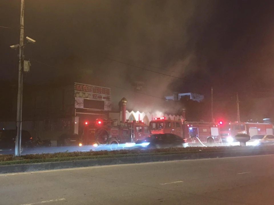 Hải Dương: Quán karaoke Dragon cháy lớn nhiều giờ, 5 xe cứu hỏa căng mình dập lửa