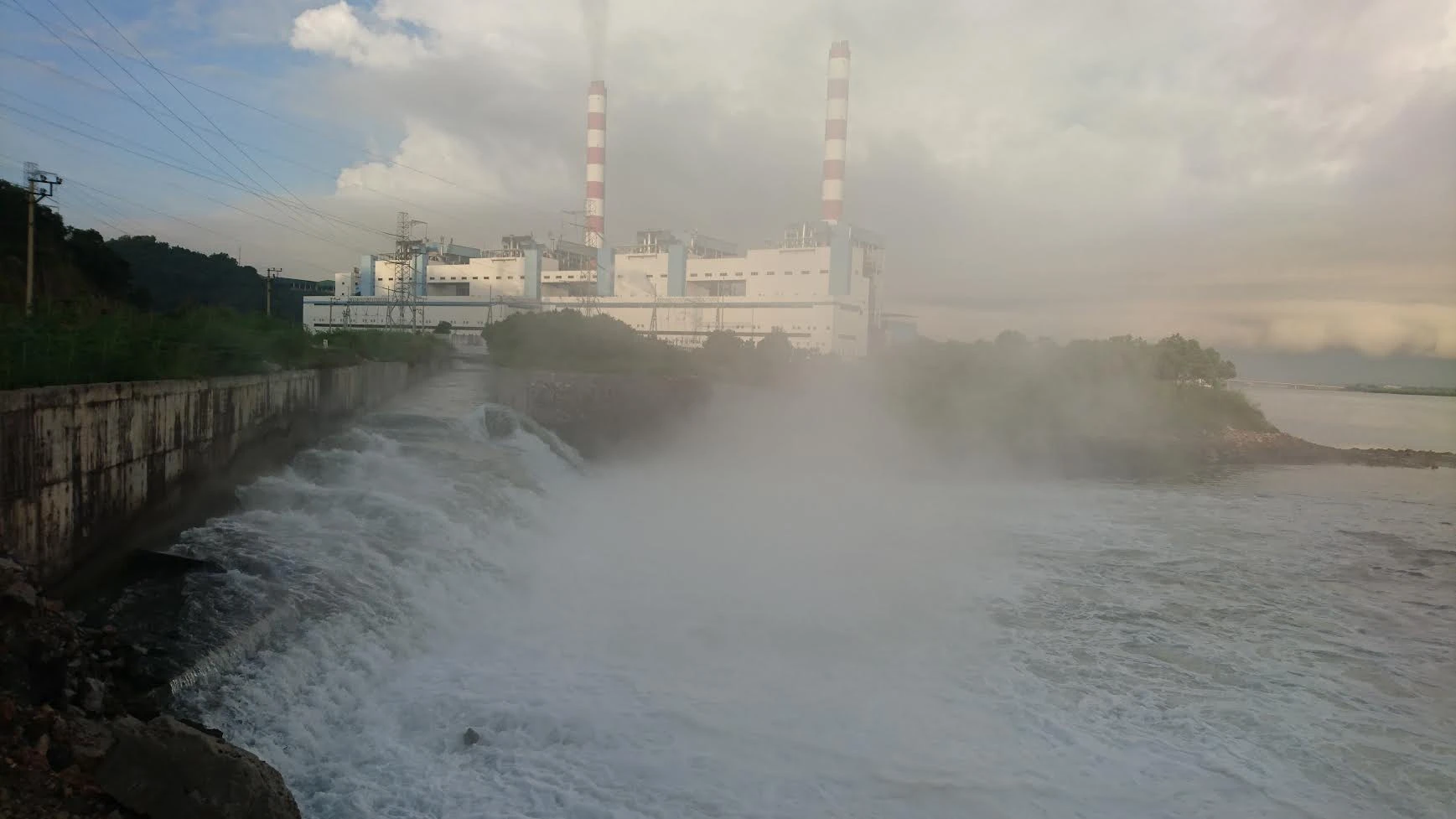 Ảnh: Nước sông bốc khói nghi ngút, nóng 42 độ C ở Quảng Ninh