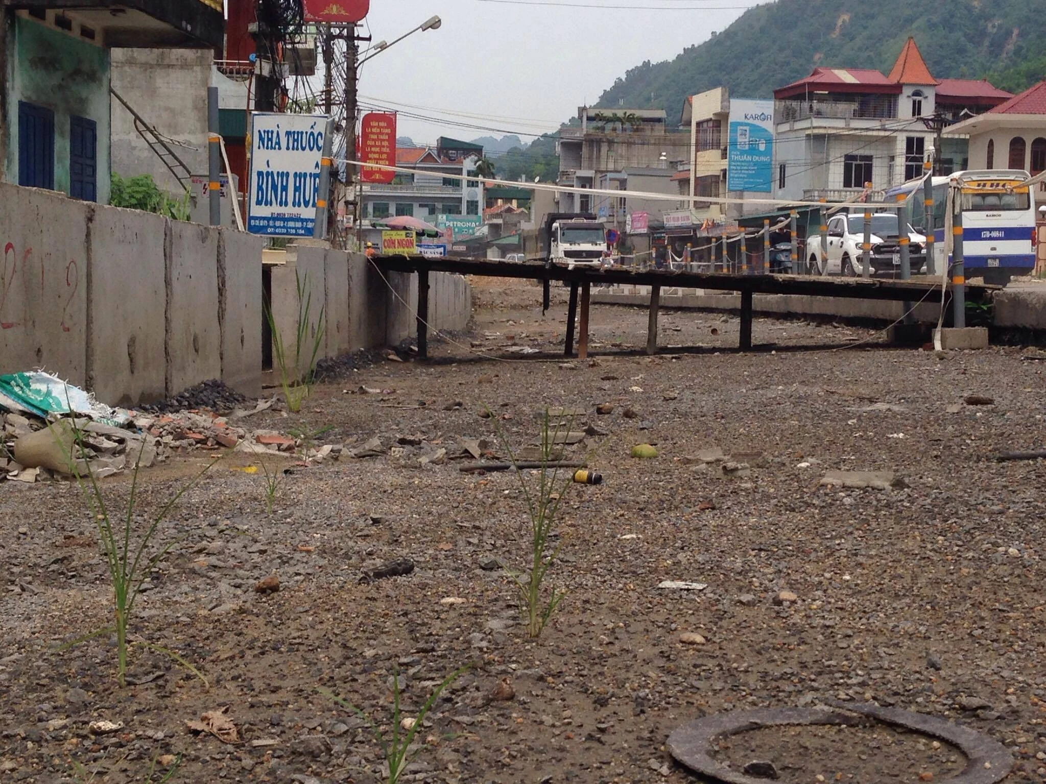 Chùm ảnh: Người dân đi cầu khỉ nguy hiểm vì mở rộng đường