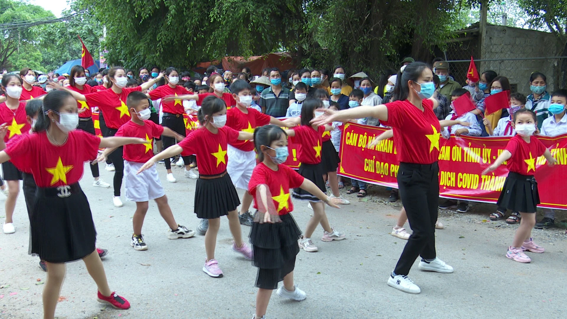 Niềm vui của 15000 người dân xã Yên Phú thời điểm dỡ lệnh phong tỏa