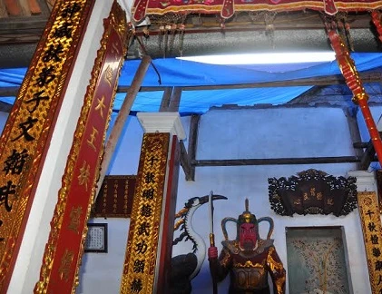 Cảnh hoang tàn ngôi đình “chảy máu” vì gỗ sưa