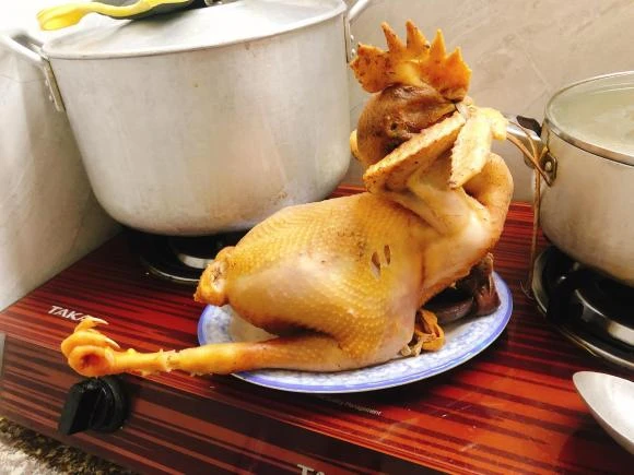 Cư dân mạng đua nhau chia sẻ hình ảnh gà luộc "bản lỗi" đêm giao thừa