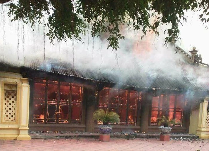 Hình ảnh hiện trường hỏa hoạn thiêu rụi ngôi đình hàng trăm năm tuổi