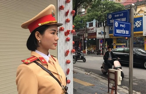 Nữ CSGT Hải Dương xinh đẹp xuống đường, dân chấp hành nghiêm