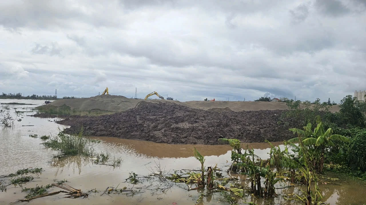 Hải Dương: Báo động 2 sông Thái Bình, bến bãi chất tải ngổn ngang 