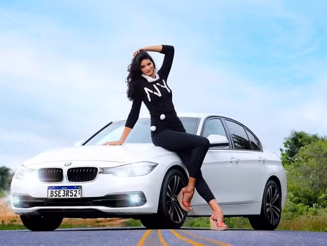 Chuyện tình 8 năm của cô gái cao hơn 2 m