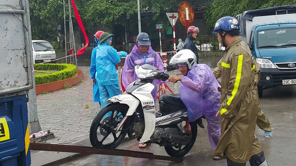 Ảnh: Chở người miễn phí qua cầu Bãi Cháy chạy bão số 3