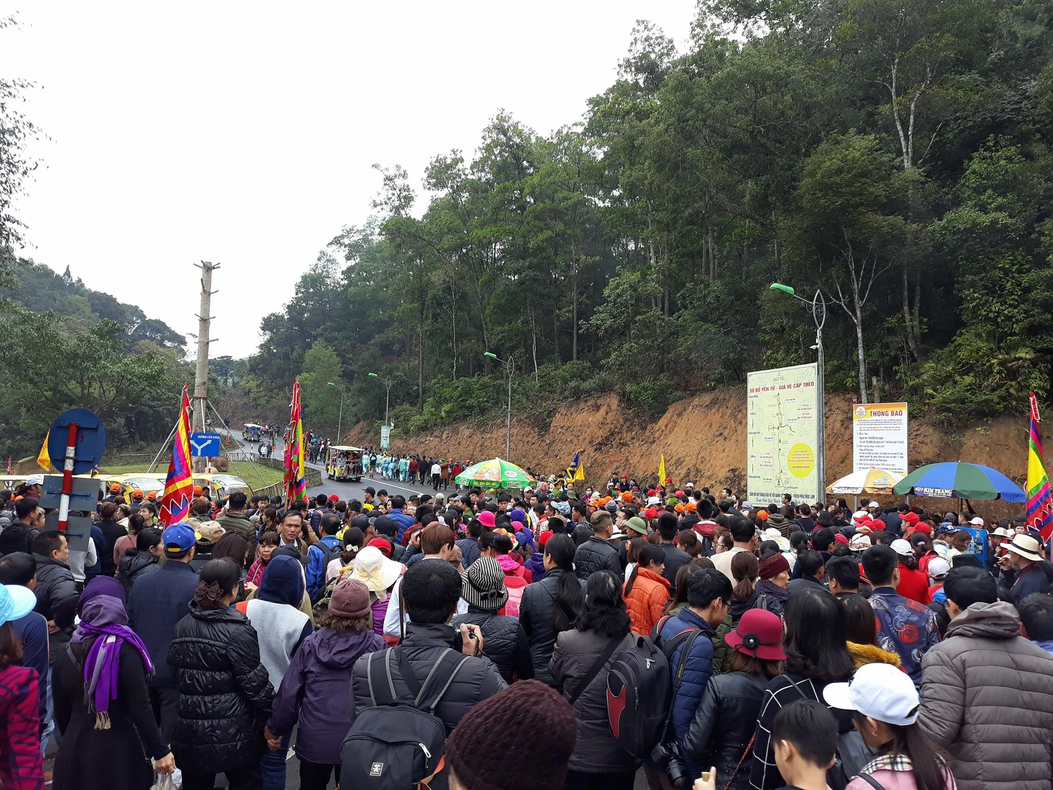 Biển người kéo về Yên Tử, ùn tắc kinh hoàng đường lên non thiêng