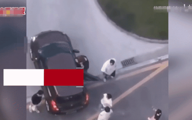 Người đàn ông đem theo bạn gái mới đến phục kích, đánh 'tơi tả' bạn gái cũ Nguoi dan ong dem theo ban gai moi den phuc kich, danh 'toi ta' ban gai cu