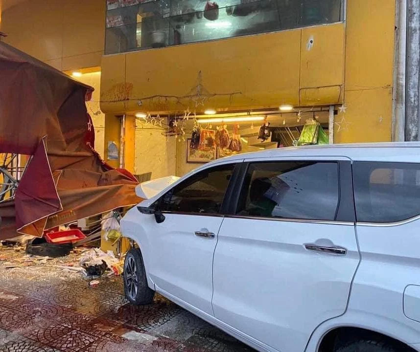 Xe 7 chỗ lao tiệm bánh mì ở Đà Nẵng, nhiều người bị thương