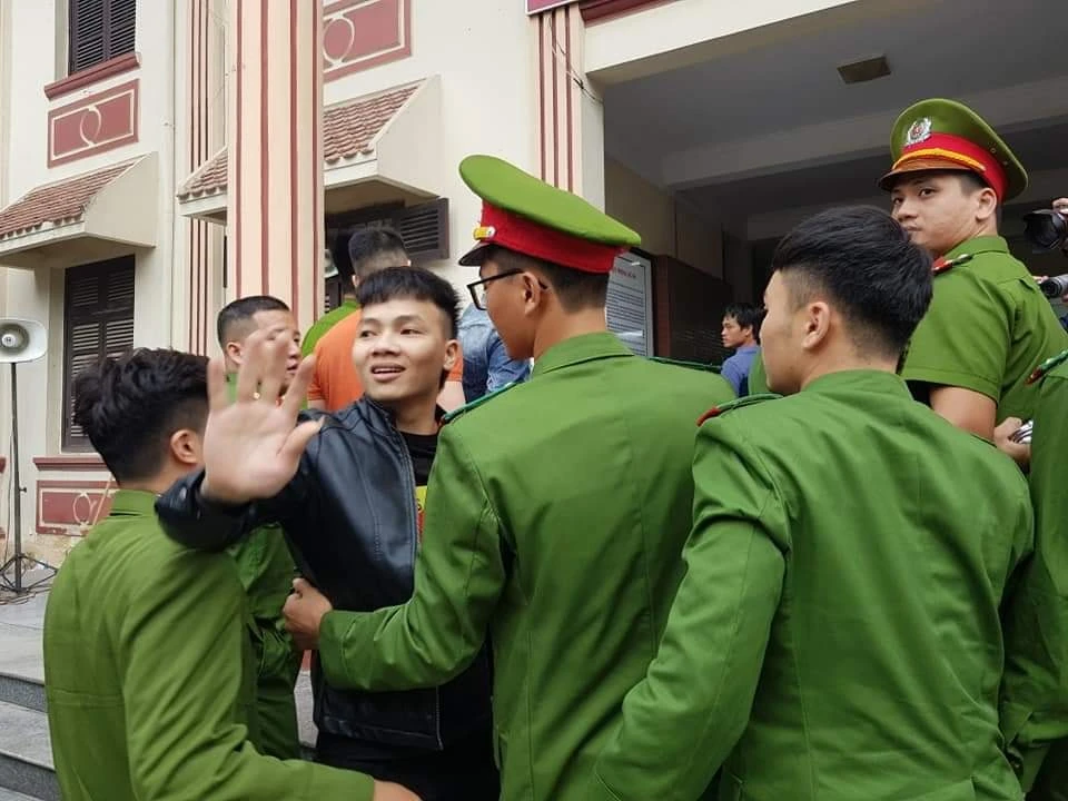 Bị đưa ra xét xử Khá "bảnh" cười tươi, đầu tóc vẫn "hổ báo"