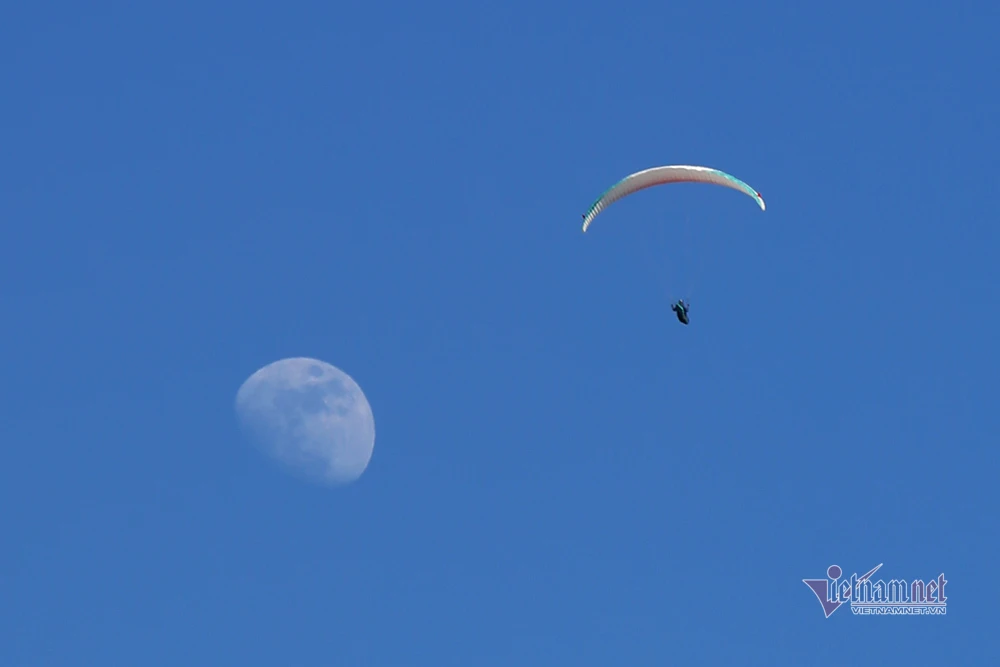 Mãn nhãn cảnh 63 phi công bay dù lượn trên đỉnh Putaleng ở Lai Châu