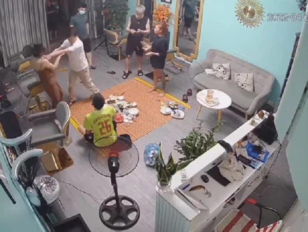 Diễn biến vụ Phó Công an phường ở Cao Bằng đánh tát phụ nữ