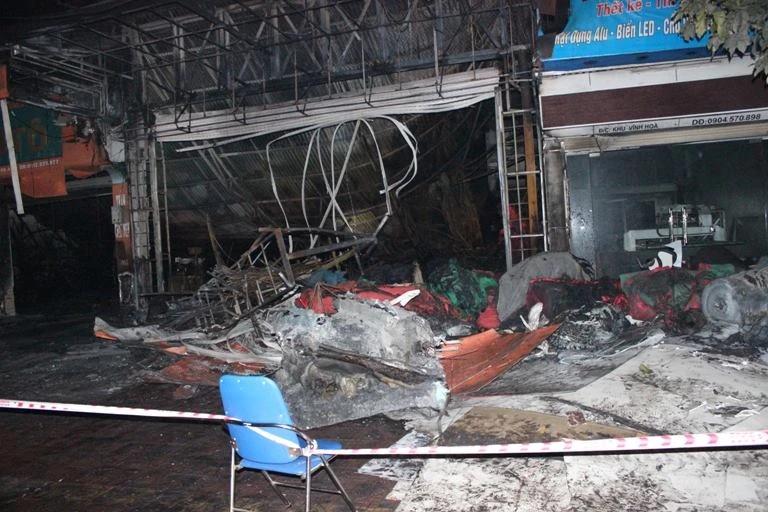 Cảnh hoang tàn sau vụ cháy cửa hàng nội thất ở Quảng Ninh