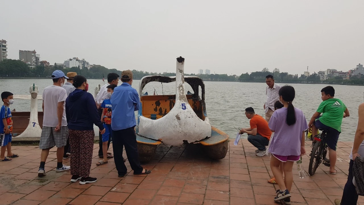 Cận cảnh thuyền thiên nga chìm tại hồ Bạch Đằng, bé gái 7 tuổi tử vong