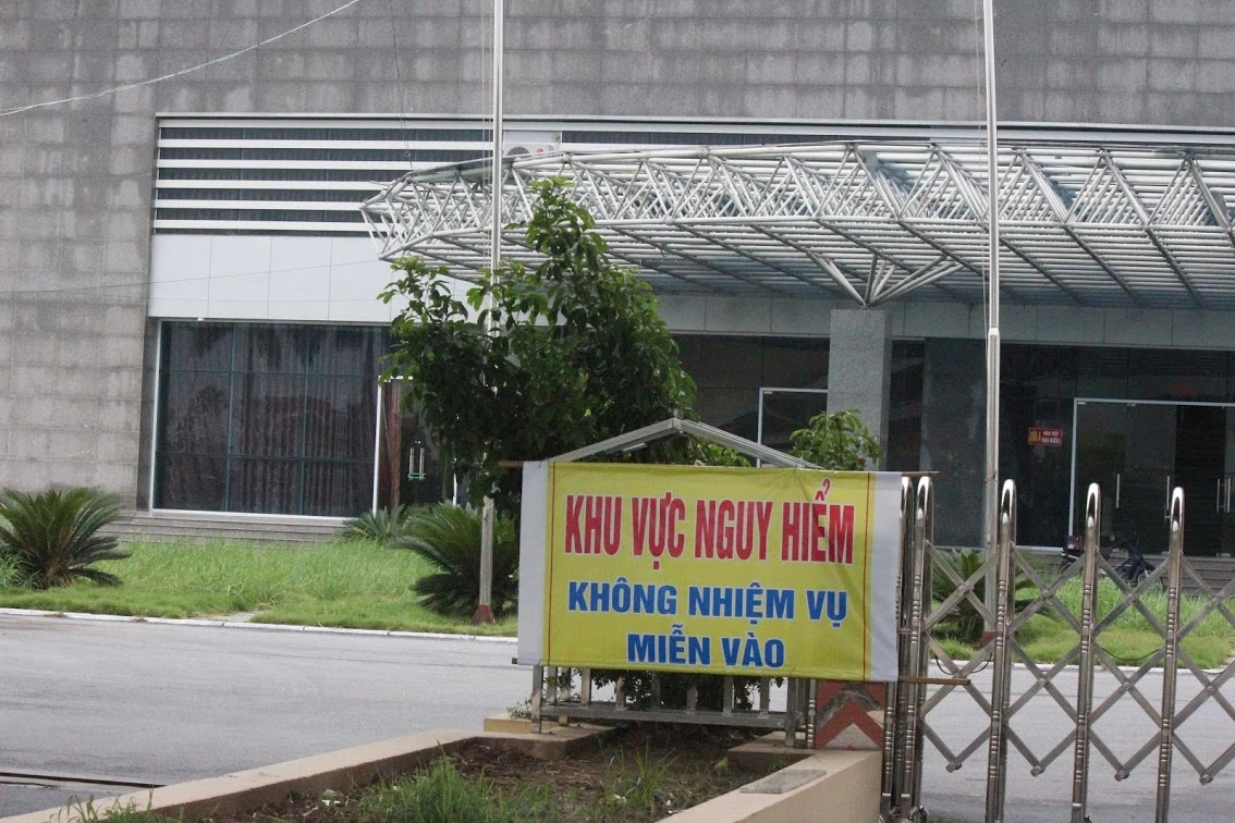 Cận cảnh nhà thi đấu Thái Bình trăm tỷ thành "khu vực nguy hiểm"