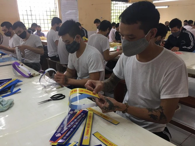 Hải Dương: Học viên cai nghiện làm 4500 “kính chống giọt bắn” tặng cán bộ, bác sĩ chống COVID-19
