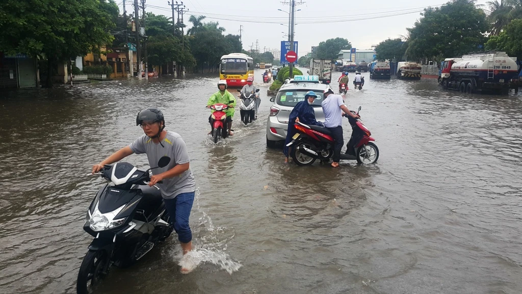 Ảnh: TP Hải Dương "thành sông" sau cơn mưa lớn