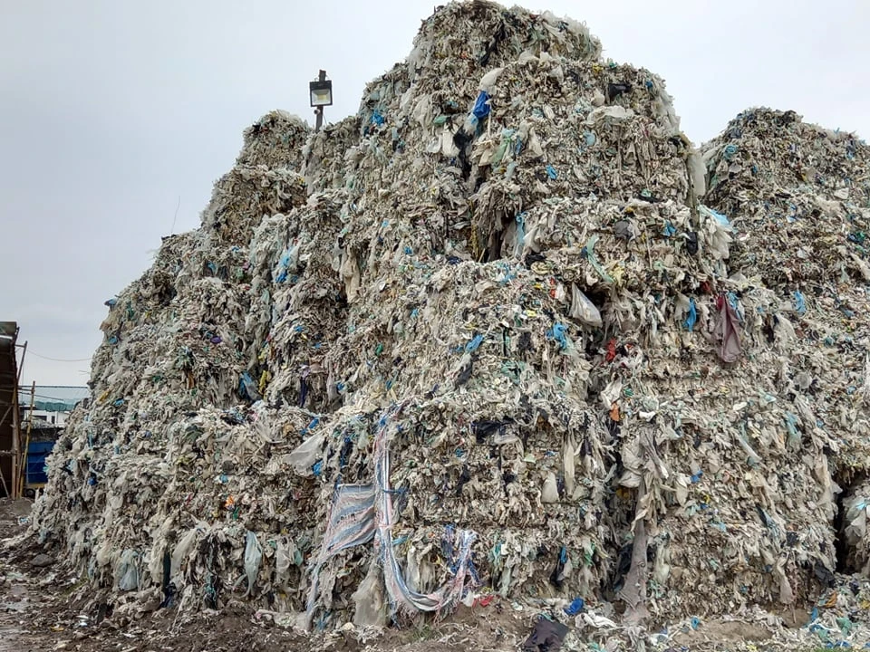 Cận cảnh “núi” rác thải nhựa của công ty Huy Hoàng khiến dân lo ngại 